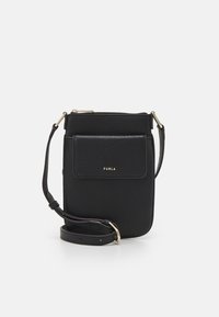 Borsa a tracolla nera in pelle con finitura texturizzata, tasca con pattina anteriore, hardware dorato e tracolla regolabile. Presenta una chiusura con zip nella parte superiore.