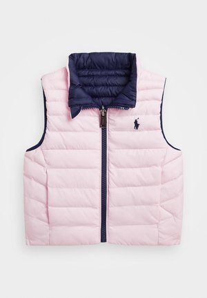 Chaleco acolchado rosa con cuello azul marino y cierre de cremallera. Presenta un pequeño logo en el pecho y una textura ligera y acolchada.