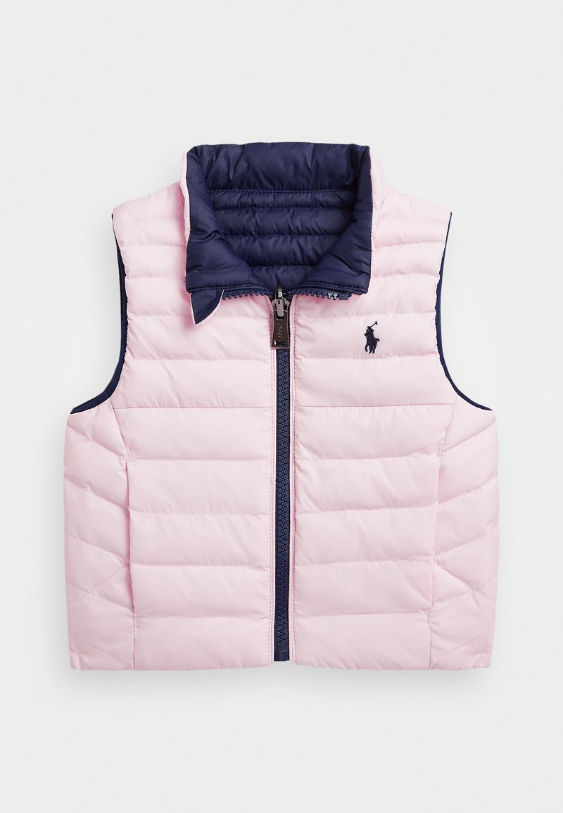 Rosa quiltet vest med en marineblå krage og glidelås. Har en liten logo på brystet og lett, polstret tekstur.