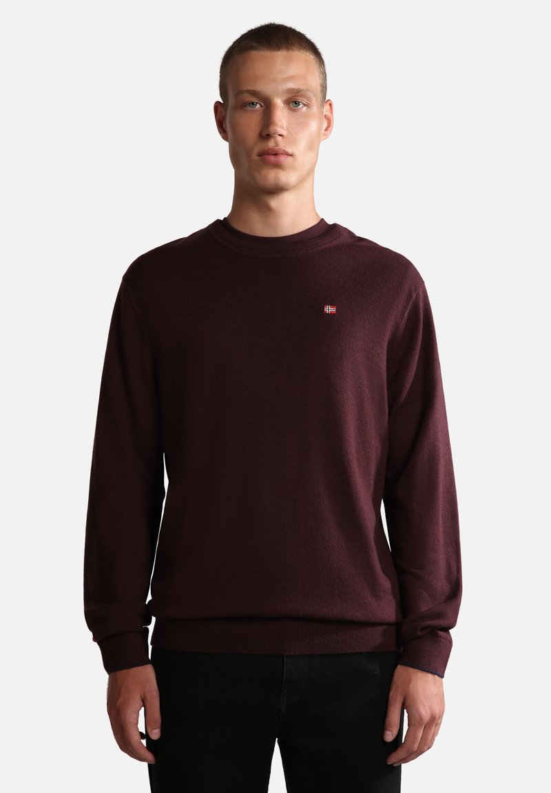 Bordeaux langærmet sweatshirt i blødt stof, med rund halsudskæring, ribbede manchetter og et lille broderet flaglogo på brystet.
