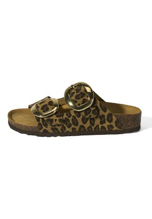 Sandale à imprimé léopard avec deux grandes boucles dorées, semelle intérieure en liège et semelle extérieure texturée foncée, vue de côté extérieur.