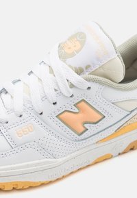 New Balance 550 UNISEX - Sapatilhas - white/beige