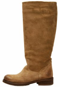 Botte en daim marron à talon bas, arrivant au genou, avec un bout arrondi. Fini lisse, couture minimale et un détail de logo près du talon.