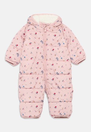 Combi-pilote rose rembourrée pour bébé avec capuche, fermeture éclair frontale, et petit imprimé multicolore de fleurs et de fruits, doublée en polaire à l'intérieur.