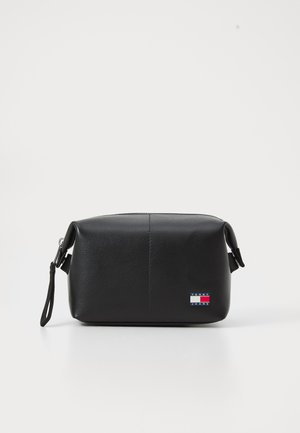 Borsa rettangolare nera in pelle con una superficie texture. Presenta un piccolo logo in rosso, bianco e blu e una maniglia laterale per il trasporto.