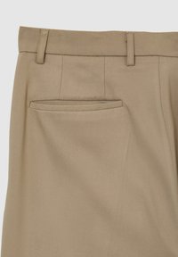 Pantaloni beige su misura con una texture liscia, dotati di una tasca posteriore singola e passanti per cintura sul cinturino. Design a vita piatta.