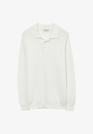 Langärmliges weißes Strickpolohemd mit zwei Knöpfen, gerippten Bündchen und Saum, flach auf einem weißen Hintergrund präsentiert.