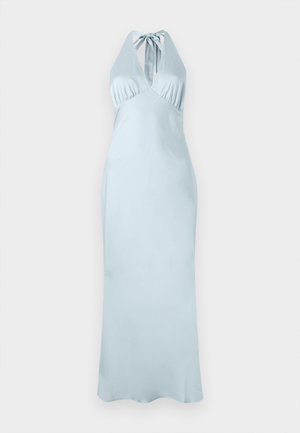 Vaaleansininen olkaimeton mekko, jossa on tiukka yläosa, laskostettuja yksityiskohtia ja pitkä, virtaava siluetti sileässä kankaassa. Ei näkyviä kuvioita tai koristeita.