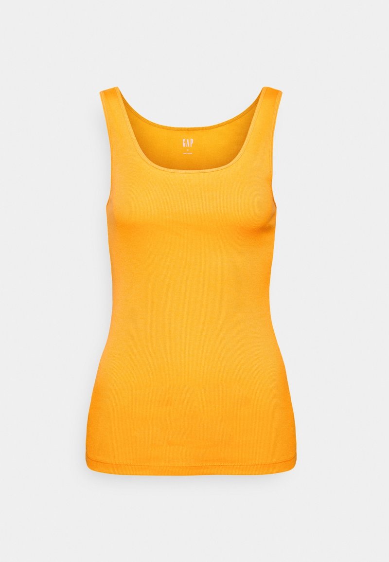 Débardeur côtelé sans manches orange vif avec un col carré, présenté sur un fond gris clair uni.