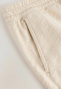 Next REGULAR FIT - DRAWSTRING WAIST ZIG-ZAG PATTERN - Short - ecru