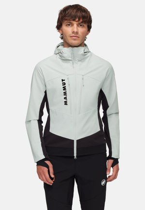 Ljusgrå och svart mjukshelljacka med dragkedja fram, huva och texturerade paneler; har en iögonfallande logotyp och fickor för händerna.