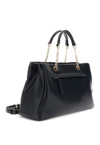 Svart väskor av konstläder med guldkedjeaccentuer, dubbla handtag och en dragkedjeficka på framsidan. Slät textur, rektangulär form.