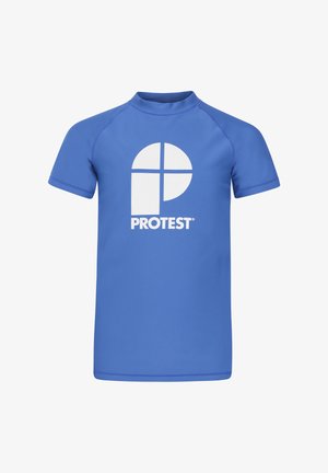 Mėlynas trumpas rankovėmis rash guardas, pagamintas iš glotnaus, elastingo medžiagos. Ant priekio yra didelis baltas "PROTEST" logotipas ir apvalus grafikas.