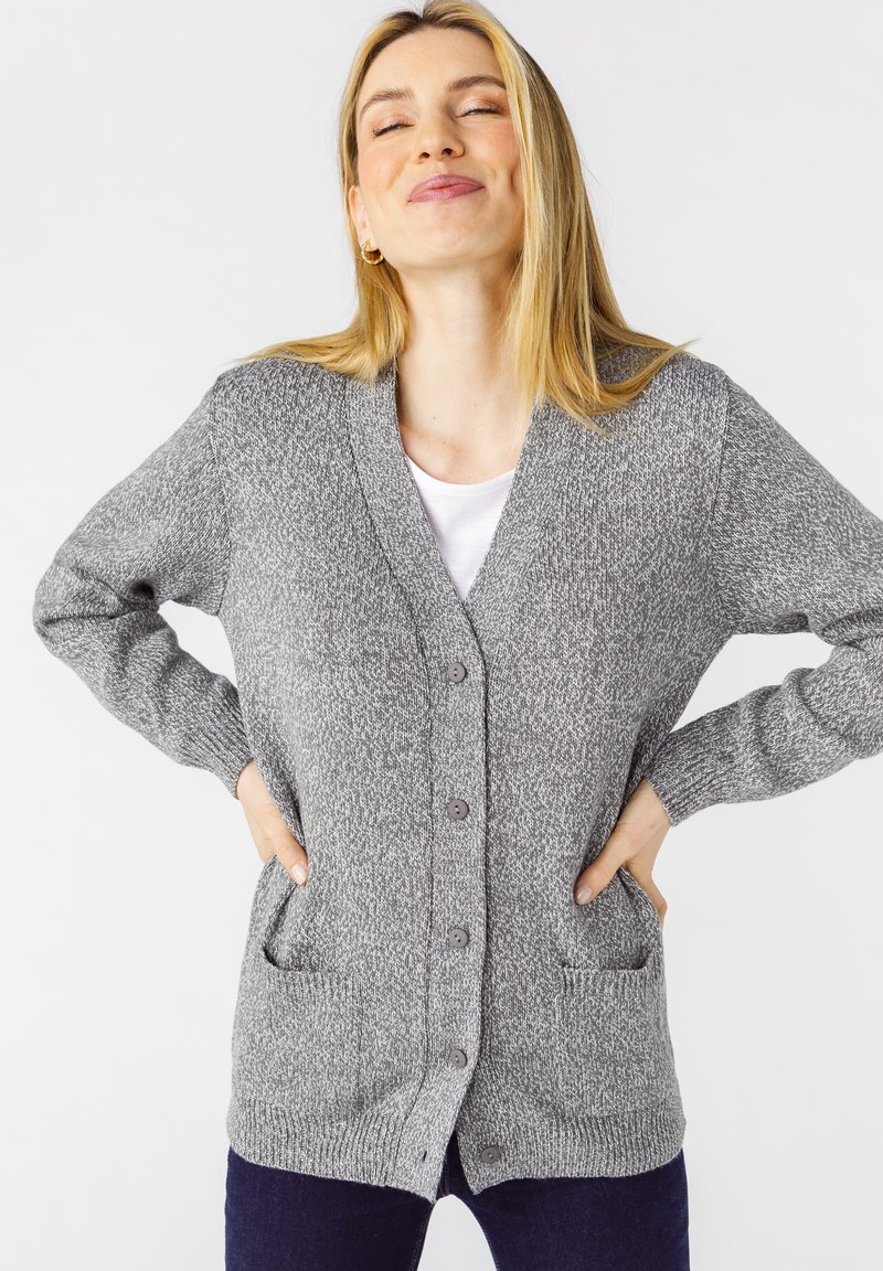 Cardigan grigio lavorato a maglia con scollatura a V, bottoni frontali, polsini a coste e due tasche laterali. Il tessuto testurizzato aumenta l'interesse visivo.