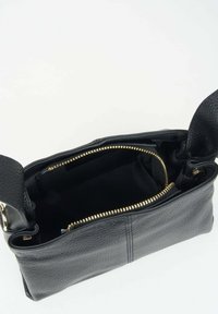 Czarna skórzana torebka o fakturowej powierzchni, złotym zamek błyskawiczny i przestronnym czarnym wnętrzu z tkaniny. Posiada podwójne uchwyty do noszenia.
