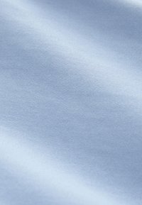 Hellblauer Stoff mit glatter Textur, der ein feines, gleichmäßiges Gewebe aufweist. Die Farbe ist einheitlich ohne sichtbare Muster oder Akzente.