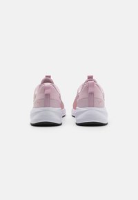Scarpe sportive rosa con tomaia in rete liscia, accenti in plastica e suola intermedia in schiuma bianca, dotate di una linguetta sul tallone.