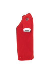 Polo rosso con colletto e accenti bianchi sulle maniche. Presenta un logo sulla manica sinistra e un tessuto liscio e leggero.