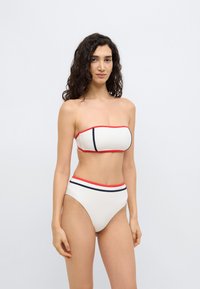 Σετ μπικίνι με λευκό τοπ χωρίς τιράντες και σλιπ με ψηλή μέση, με κόκκινες και ναυτικές λεπτομέρειες σε μονόχρωμο ύφασμα, με λείο υφή.