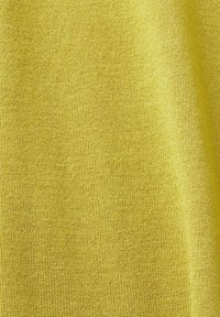Tissu de couleur jaune vif, présentant une texture lisse et côtelée avec un motif de tricotage régulier et un léger éclat sur toute la surface.