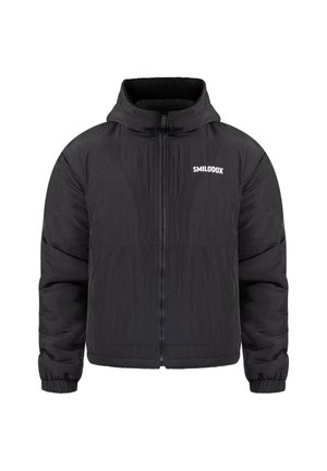 Schwarze Pufferjacke mit Reißverschluss vorne, verstellbarem Kapuze, elastischen Bündchen und weicher Innenseite. Mit einem weißen Logo auf der Brust.