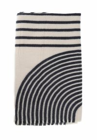 Coperta intrecciata con motivo a righe nei toni blu scuro e crema, con bordi frangiati e un design a linea curva. Texture morbida.