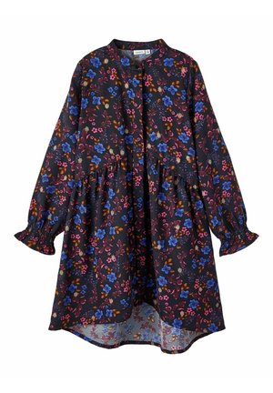 Vestido negro de manga larga con estampado floral en azul, rosa y naranja, cintura fruncida, puños con volantes y dobladillo asimétrico.