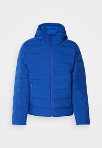 Chaqueta azul acolchada con capucha, presenta un cierre de cremallera en la parte frontal y bolsillos laterales. Textura suave con detalle de costuras verticales.