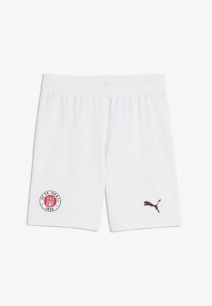 Białe spodenki sportowe z logo FC St. Pauli 1910 na lewej nodze i czarnym logo Puma na prawej nodze.