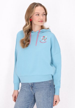 Hoodie blu cielo con lacci rosa, decorato con ricami floreali e di fragole. Tessuto morbido, vestibilità comoda, orlo e polsini a coste.