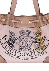 Rosa Lederhandtasche mit goldfarbenen Beschlägen, die ein schwarzes grafisches Design mit zwei gekrönten Hunden und einem Charme in Herz- und Schlüsselform zeigt.