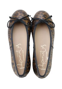 Bailarinas con estampado de leopardo marrón y ribete negro, con lazos decorativos y plantillas beige. Material suave con diseño de punta redondeada. Hechas a mano en España.
