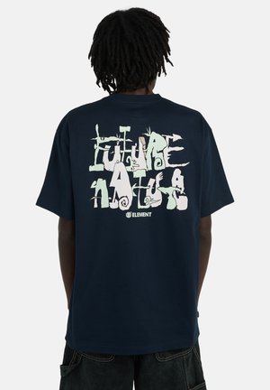T-shirt en coton bleu marine présentant un motif graphique avec le texte "Future Nature" en couleurs pastel, affiché de manière bien visible dans le dos.