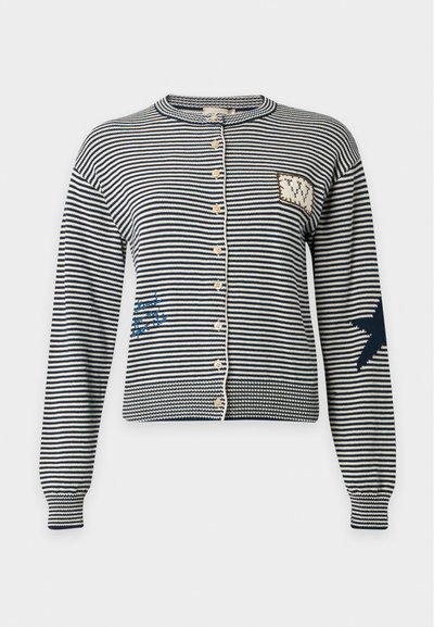 Cardigan à manches longues rayé bleu marine et blanc avec boutons sur le devant, détail patch sur la poitrine, motif bleu cousu sur le côté et silhouette d'oiseau sur la manche.