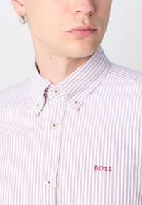 BOSS ROAN - Button down-skjorte - dark red