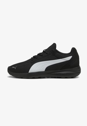 Schwarzer Sportschuh mit einem Obermaterial aus Netzgewebe, ausgestattet mit einem weißen Seitenstreifen, Schnürdesign, Gummisohle und strukturierten Akzenten.