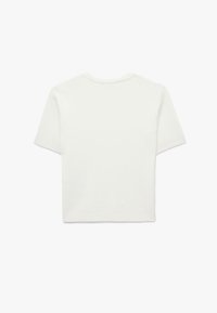 Hvid ribbet kortærmet top med rund halsudskæring og cropped silhuet. Glat tekstur med et enkelt, rent design.
