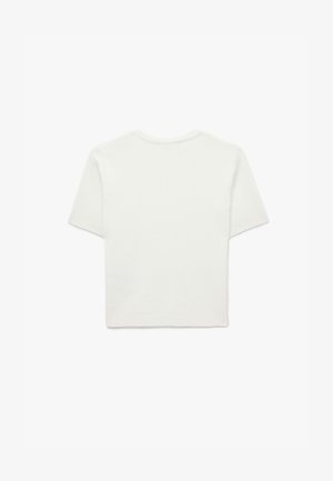 Weißes, geripptes Kurzarmoberteil mit rundem Ausschnitt und cropped Silhouette. Glatte Textur mit einem einfachen, schlichten Design.