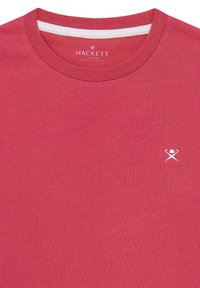 Rotes Baumwoll-T-Shirt mit rundem Ausschnitt, ausgestattet mit einem weißen Saum und kleinem weißen Logo auf der Brust, das eine glatte Textur aufweist.