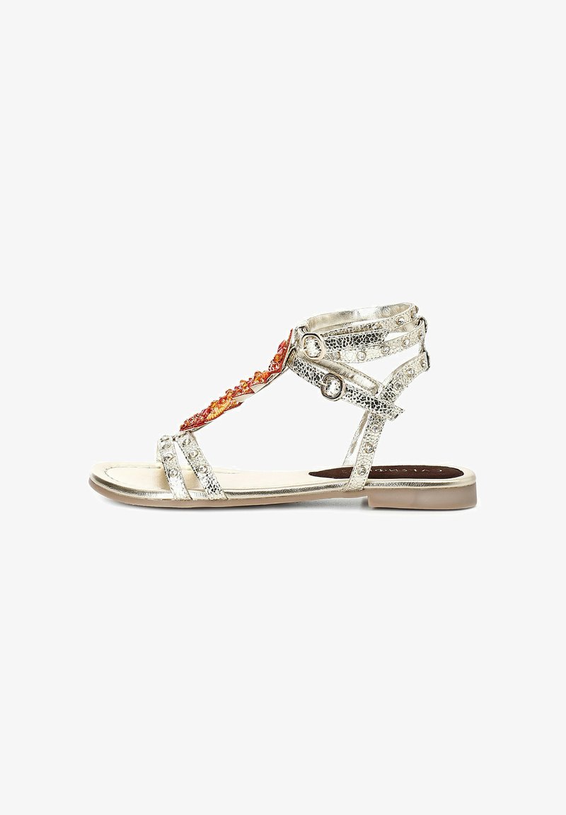 Sandale metalice aurii cu design T-strap, curele texturate, ornamentate cu accente portocalii și mici pietre decorative. Talpă plată.