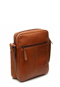 Borsa a spalla in pelle marrone con una texture liscia, dotata di una tasca frontale con zip, tracolla regolabile e dettagli di cucitura discreti.