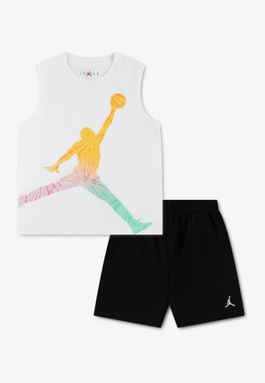 Wit mouwloos shirt met kleurrijke basketbalspelerafbeelding en zwarte korte broek met klein wit logo op het linkerbeen.