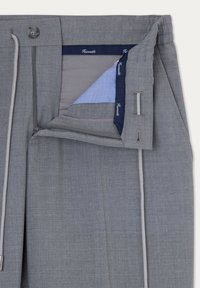 Pantaloni grigi con una texture liscia, dotati di cerniera e chiusura con cordino. La fodera interna è di un azzurro chiaro con un motivo a quadretti.