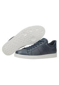 Sneaker in pelle blu navy con una texture liscia, dotato di una suola in gomma bianca e un battistrada testurizzato. Lacci e dettagli del pannello laterale nello stesso colore.
