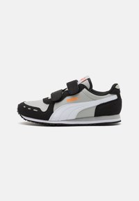 Zapatilla Puma para niño en negro, gris y blanco con logo naranja, con dos tiras de velcro negras, franja lateral y suela texturizada.