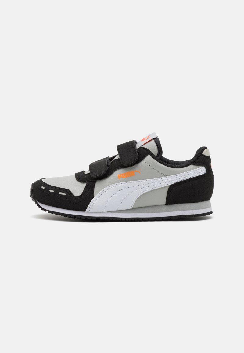 Zapatilla Puma para niño en negro, gris y blanco con logo naranja, con dos tiras de velcro negras, franja lateral y suela texturizada.
