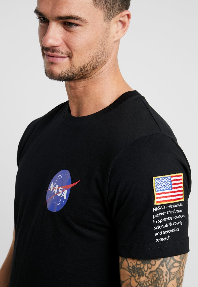 Mister Tee NASA Insignia Logo Flag Tee T-Shirt Homme