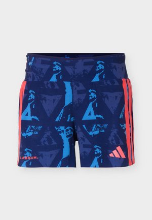 Pantalones cortos deportivos azul marino con patrones abstractos en azul claro y franjas y logos en rosa coral en los laterales, diseñados para ropa activa.