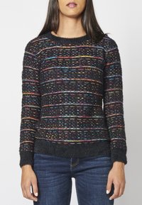 Pull en tricot noir présentant un motif texturé avec des lignes horizontales multicolores. Encolure ronde, manches longues et ourlet côtelé.