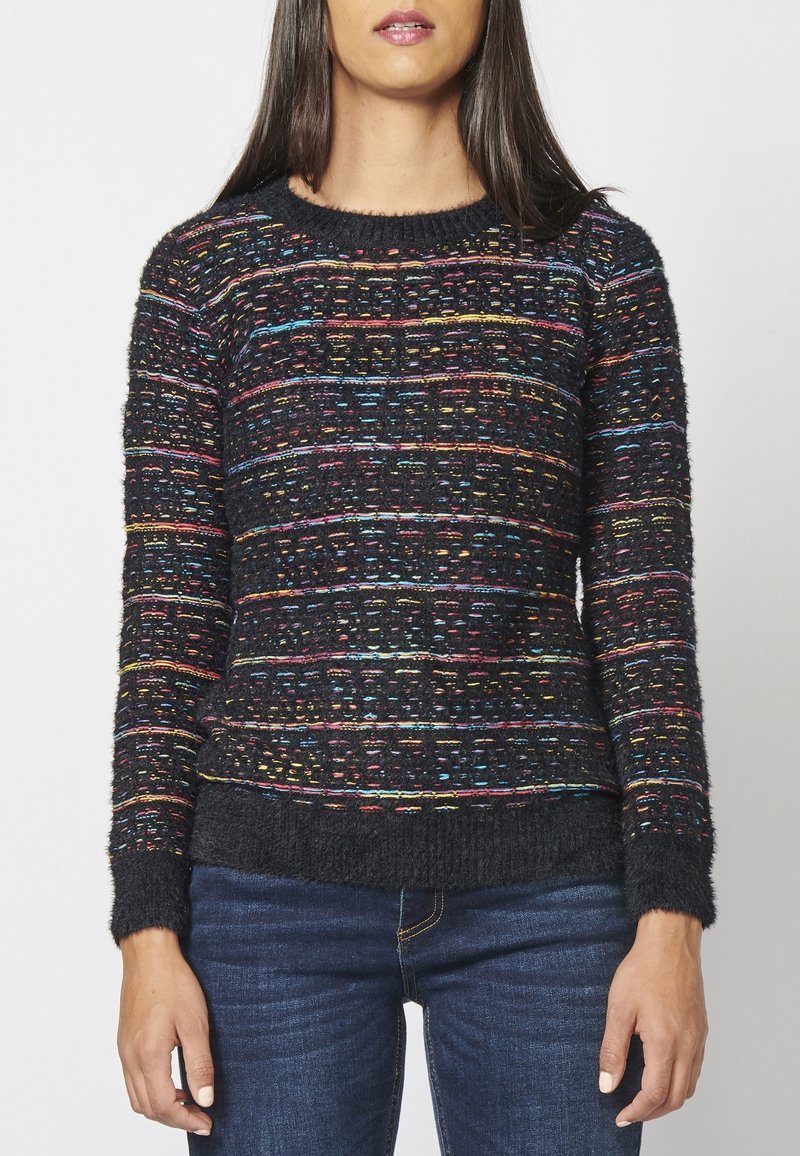 Pull en tricot noir présentant un motif texturé avec des lignes horizontales multicolores. Encolure ronde, manches longues et ourlet côtelé.